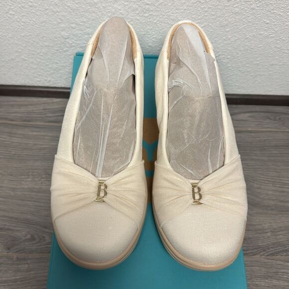 Bzees Women's Paige Washable Round Toe Slip Ons In Sugar Cream Shim - Picture 4 of 7